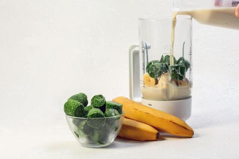 Making smoothies from frozen spinach